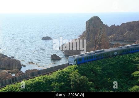 Japan Sea und Gono Line Zug des Resort Shirakami Ao-ike Stockfoto