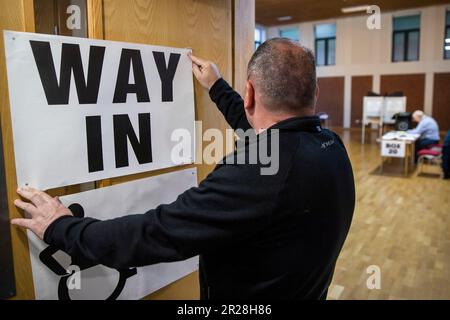 Die Vorbereitungen für die Wahlen zum Rat in Nordirland werden in der Wahlstation Agape Centre in Süd-Belfast durchgeführt. Foto: Donnerstag, 18. Mai 2023. Stockfoto