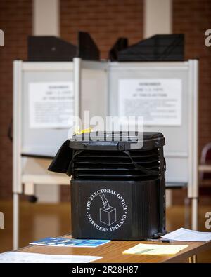 Eine Wahlurne im Agape Centre in Süd-Belfast vor der Eröffnung der Wahllokale für die Wahlen zum Nordirischen Rat. Foto: Donnerstag, 18. Mai 2023. Stockfoto