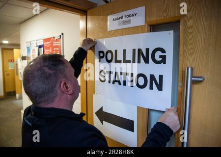 Die Vorbereitungen für die Wahlen zum Rat in Nordirland werden in der Wahlstation Agape Centre in Süd-Belfast durchgeführt. Foto: Donnerstag, 18. Mai 2023. Stockfoto