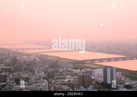 Das Umeda Sky Building und die Dämmerung des Geschäftsviertels Osaka von der schwimmenden Aussichtsplattform Stockfoto