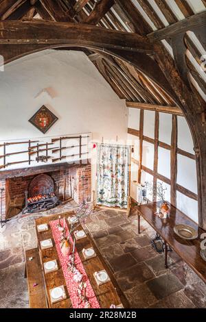 Das Innere des Lower Brockhampton Manor House aus dem späten 14. Oder frühen 15. Jahrhundert in Holzrahmen in der Nähe von Bromyard, Herefordshire, England Stockfoto