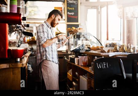 Digital Tablet, Recherche und Cafeteriebesitzer, die in einem Restaurant an einem Geschäftsplan für eine Startup-Cafeteria arbeiten. Technologie, Unternehmer und männlicher Barista oder Stockfoto