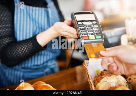 Kreditkartenzahlung, Bäckerei und Hände mit einem Automaten in einem Restaurant für eine Bedienung oder Essen. Café, Bezahlung und ein Gast, der ein Produkt bezahlt oder kauft bei einem Stockfoto