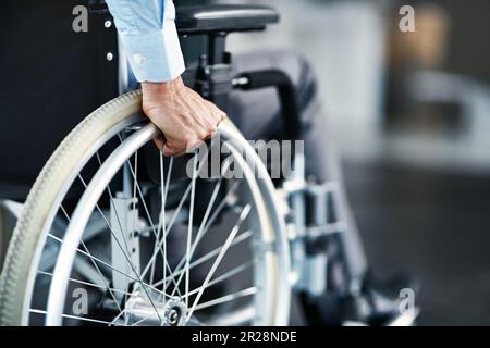 Rollstuhl, Behinderung und Mann-Hand-Hold-Rad in einem Krankenhaus für das Gesundheitswesen. Behinderte, Mobilitätsprobleme und männlicher Mensch in einer Klinik für Unterstützung und Stockfoto