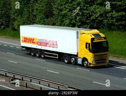 DHL LKW auf der Autobahn M40, Warwickshire, UK Stockfoto