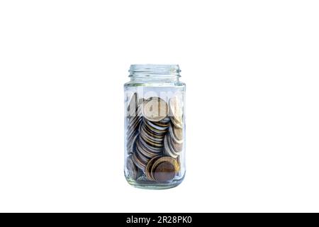 Münzen in Glas Glas auf weißem Hintergrund. Geld sparen. Stockfoto