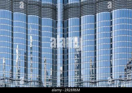 Reflexionen von nahe gelegenen Wolkenkratzern an den Fenstern des Burj Khalifa, dem höchsten Gebäude der Welt, Downtown Dubai, Vereinigte Arabische Emirate Stockfoto