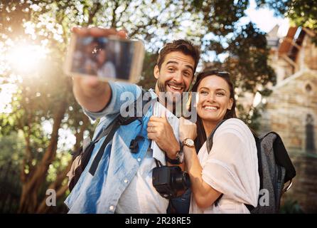 Touristen-Paar, Lächeln und Selfie im Freien für Reisen in eine Stadt für Urlaubsgedächtnis oder Glück. Glücklicher Mann und glückliche Frau fotografieren Abenteuer, sozial Stockfoto