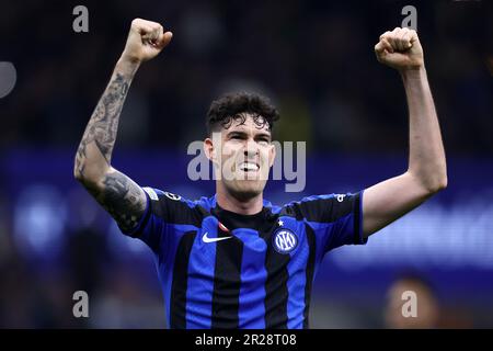 Alessandro Bastoni vom FC Internazionale feiert am 16. Mai 2023 im Stadio Giuseppe Meazza in Mailand das Halbfinalspiel der UEFA Champions League zwischen dem FC Internazionale und dem AC Mailand . Stockfoto