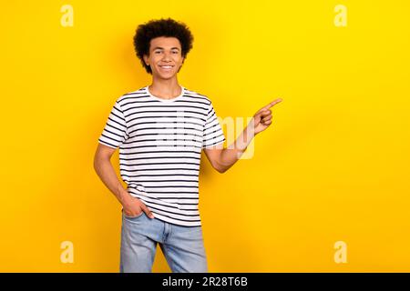 Foto eines jungen, selbstbewussten Werbetreibenden, der gestreiftes T-Shirt trägt, das direkt mit den Fingern nachgestellt wird, neue IT-Abteilung mit isoliertem Job auf gelbem Hintergrund Stockfoto