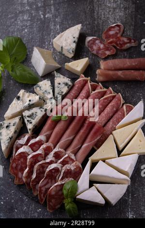 Fotografieren Sie Käse und Würstchen von einem Brett aus Stockfoto