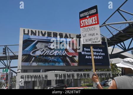 Los Angeles, Usa. 17. Mai 2023. Ein Tag, nachdem das Verhandlungskomitee der WGA seinen Mitgliedern mitteilte, dass die Allianz des Produzenten "sich scheut, einen fairen Deal auszuhandeln, um die existenziellen Krisen zu lösen, mit denen Autoren konfrontiert sind", setzt die Mitglieder der Writers Guild of America ihre Streikposten vor allen großen Studios in Los Angeles fort. Am Mittwoch, den May17. 2023. Die WGA-Führung sagt, ein langer Streik würde die Studios mehr kosten als eine Einigung. Foto: Jim Ruymen/UPI Credit: UPI/Alamy Live News Stockfoto