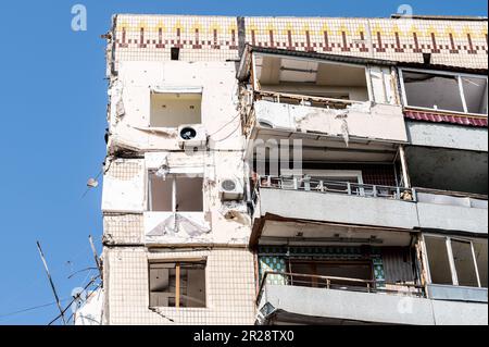 Dnipro, Ukraine. 14. Mai 2023. Ein Wohnhaus in Dnipro, Ukraine, das bei einem Luftangriff des russischen Militärs im aktuellen russisch-ukrainischen Krieg zerstört wurde. (Foto: Michael Brochstein/Sipa USA) Guthaben: SIPA USA/Alamy Live News Stockfoto