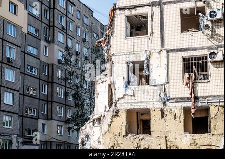 Dnipro, Ukraine. 14. Mai 2023. Ein Wohnhaus in Dnipro, Ukraine, das bei einem Luftangriff des russischen Militärs im aktuellen russisch-ukrainischen Krieg zerstört wurde. (Foto: Michael Brochstein/Sipa USA) Guthaben: SIPA USA/Alamy Live News Stockfoto