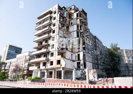 Dnipro, Ukraine. 14. Mai 2023. Ein Wohnhaus in Dnipro, Ukraine, das bei einem Luftangriff des russischen Militärs im aktuellen russisch-ukrainischen Krieg zerstört wurde. (Foto: Michael Brochstein/Sipa USA) Guthaben: SIPA USA/Alamy Live News Stockfoto