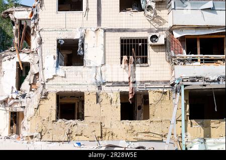 Dnipro, Ukraine. 14. Mai 2023. Ein Wohnhaus in Dnipro, Ukraine, das bei einem Luftangriff des russischen Militärs im aktuellen russisch-ukrainischen Krieg zerstört wurde. (Foto: Michael Brochstein/Sipa USA) Guthaben: SIPA USA/Alamy Live News Stockfoto