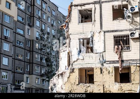 Dnipro, Oblast Dnipro, Ukraine. 14. Mai 2023. Ein Wohnhaus in Dnipro, Ukraine, das bei einem Luftangriff des russischen Militärs im aktuellen russisch-ukrainischen Krieg zerstört wurde. (Kreditbild: © Michael Brochstein/ZUMA Press Wire) NUR REDAKTIONELLE VERWENDUNG! Nicht für den kommerziellen GEBRAUCH! Stockfoto