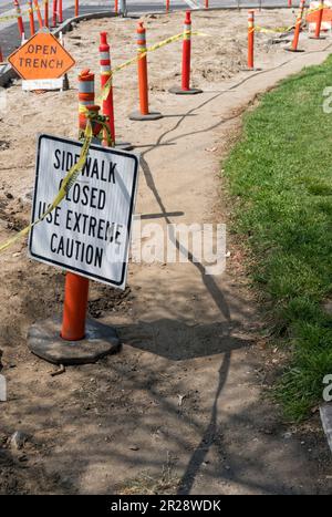 Baustelle mit Warnschild Stockfoto