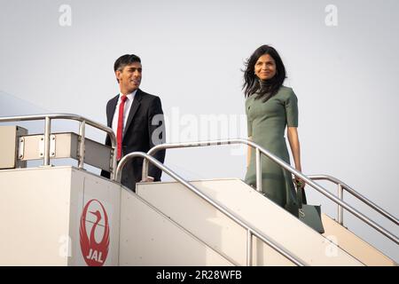 Premierminister Rishi Sunak und seine Frau Akshata Murty besteigen ein Flugzeug in Tokio und reisen vor dem G7-Gipfel in Japan nach Hiroshima. Foto: Donnerstag, 18. Mai 2023. Stockfoto