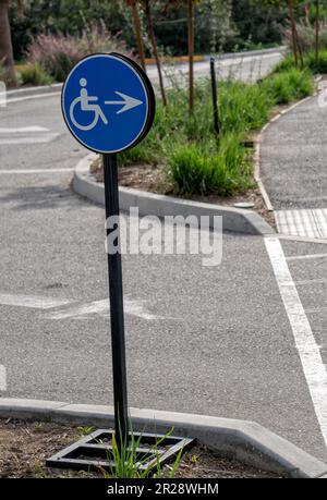 Schild für Behinderte im Park Stockfoto