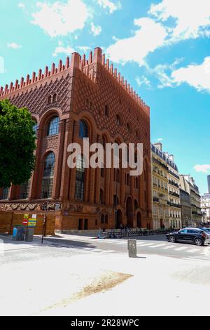 Menschen außerhalb des Institute of Art and Archeology, entworfen vom Architekten Paul Bigot, 6. Arrondissement, Paris, Frankreich. Stockfoto