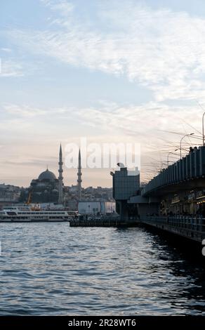 ISTANBUL/TURKIYE - 9. FEBRUAR 2018: Blick von der unteren Etage der Galata-Brücke, Istanbul, Turkiye Stockfoto