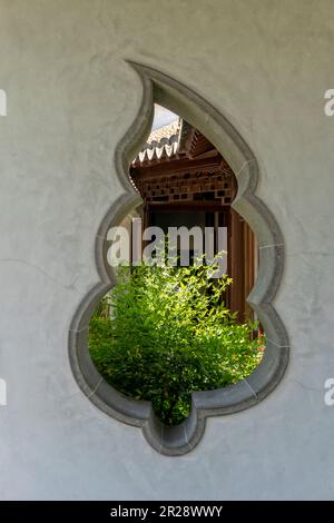 Blick auf den Innenhof durch ein blattförmiges Fenster Stockfoto