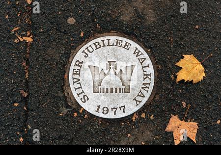 LONDON, Großbritannien - 21. NOVEMBER 2017: Plakette für den Silver Jubilee Walkway der Königin von England in London. Stockfoto