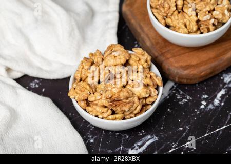 Walnuss. Frische Walnüsse in einer Keramikschüssel. Superfood. Vegetarisches Speisenkonzept. Gesunde Snacks Stockfoto