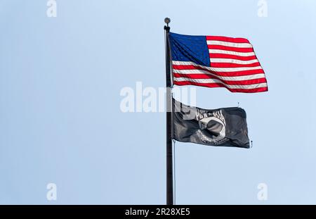 BURBANK, Kalifornien, USA – APRIL 4 2018: US-Flagge und POW-MIA-Flagge am Flaggenmast Stockfoto