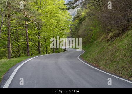 Straße in Richtung Berge Stockfoto