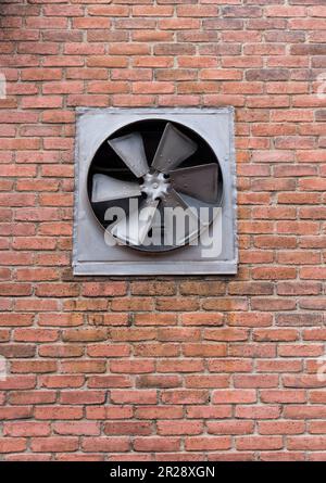 Lüftungsventilator auf dem Backsteinhintergrund Stockfoto