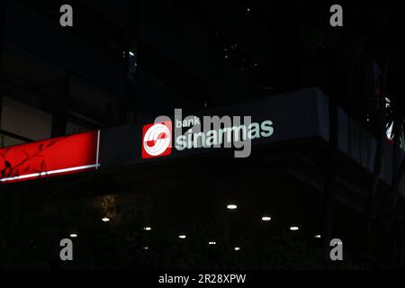 Bank Sinarmas Schild auf Bank Sinarmas Gebäude in Jl. M.H. Thamrin, Menteng, Jakarta, Indonesien Stockfoto