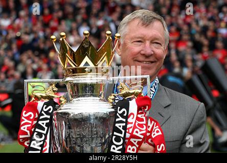 Dateifoto vom 16.-05-2009 von Manchester United Manager Sir Alex Ferguson hebt die Trophäe der Barclays Premier League. United gewann die Premier League in fünf der letzten 10 Jahre seines Führungspersonals und erreichte damit insgesamt 13 Titel. Das umfasste eine dreifache Folge von 2006-07 bis 2008-09, bevor er den Titel 2010-11 hinzufügte und 2012-13 mit einem anderen abzeichnete. Ausgabedatum: Donnerstag, 18. Mai 2023. Stockfoto