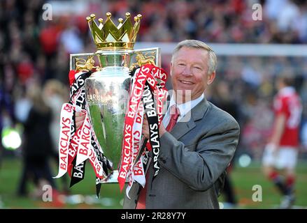 Dateifoto vom 22.-05-2011 von Manchester United Manager Sir Alex Ferguson feiert mit der Trophäe der Premier League. United gewann die Premier League in fünf der letzten 10 Jahre seines Führungspersonals und erreichte damit insgesamt 13 Titel. Das umfasste eine dreifache Folge von 2006-07 bis 2008-09, bevor er den Titel 2010-11 hinzufügte und 2012-13 mit einem anderen abzeichnete. Ausgabedatum: Donnerstag, 18. Mai 2023. Stockfoto