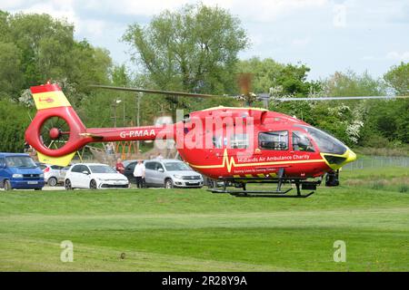 Midlands Air Ambulance EC145 Hubschrauber, der im Mai 2023 aus einem Park in Hereford startete Stockfoto