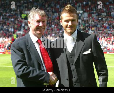 Aktenfoto von 11-05-2002 von Sir Alex Ferguson mit David Beckham. Es ist 10 Jahre her, seit Sir Alex Fergusons letztem Spiel um Manchester United. Seine trophäengeladene Herrschaft bei Manchester United wurde von seiner oft feurigen Rhetorik erleuchtet. Bei David Beckhams Berühmtheit „David ist der einzige Spieler, den ich beherrschte und der berühmt wurde. Er dachte, er sei größer als Alex Ferguson." Ausgabedatum: Donnerstag, 18. Mai 2023. Stockfoto