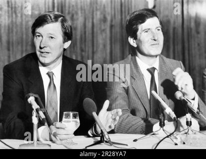 Aktenfoto vom 07. 11-1986 von Alex Ferguson, der von Chairman Martin Edwards als neuer Manager von Manchester United enthüllt wird. Es ist 10 Jahre her, seit Sir Alex Fergusons letztem Spiel um Manchester United. Seine trophäengeladene Herrschaft bei Manchester United wurde von seiner oft feurigen Rhetorik erleuchtet. In Challenge Times „Meine größte Herausforderung ist nicht das, was gerade passiert, meine größte Herausforderung war es, Liverpool direkt von ihrem Platz zu stürzen. Und das können Sie drucken.“ Ausgabedatum: Donnerstag, 18. Mai 2023. Stockfoto