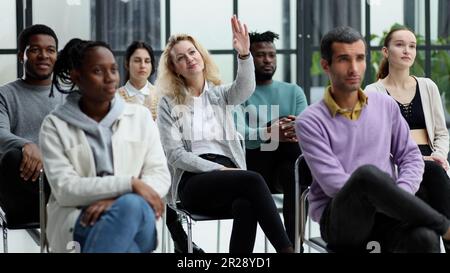 Führt eine Geschäftsausbildung mit einer Gruppe junger Menschen durch. Stockfoto