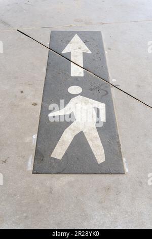 Nahaufnahme des Fußschilds auf Betonboden Stockfoto