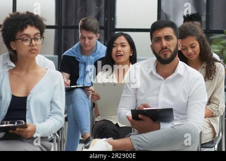 Unternehmer und Business-Menschen-Konferenz in modernen Meetingraum Stockfoto