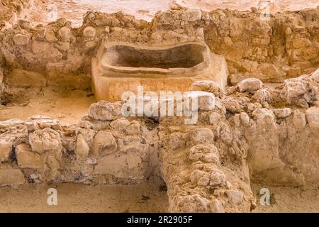 Tonwanne mit spiralförmiger Dekoration, Badezimmer im Palast von Nestor, mykene Zivilisation, in der Nähe der Stadt Pylos, des Dorfes Chora, der Region Peloponnes Griechenland Stockfoto