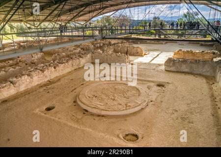 Thronsaal im Palast von Nestor, mykenische Zivilisation, Besucher auf erhöhten Wegen, in der Nähe der Stadt Pylos, Dorf Chora, Region Peloponnes, Griechenland Stockfoto