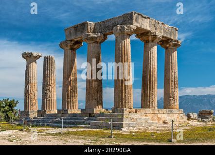 Tempel des Apollo, 6. Jahrhundert v. Chr., Dorischer Stil, archäologische Stätte des antiken Korinth, Gemeinde Korinth, Region Peloponnes, Griechenland Stockfoto