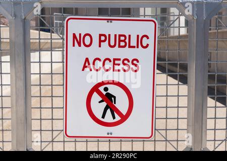 Schild „kein öffentlicher Zugang“ am Metallzaun Stockfoto