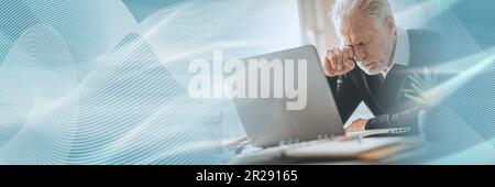 Müder Geschäftsmann, der sich im Büro die Augen reibt; Panoramabanner Stockfoto