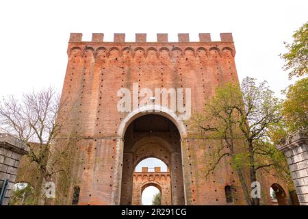 Porta Romana ist eines der Portale in den mittelalterlichen Mauern von Siena. Es befindet sich in der Via Cassia in Siena, Region der Toskana, Italien. Stockfoto