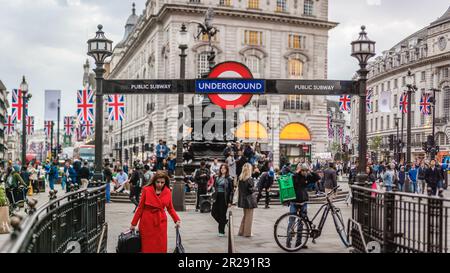 Ein geschäftiger Piccadilly Circus an einem sonnigen Tag in London. Stockfoto