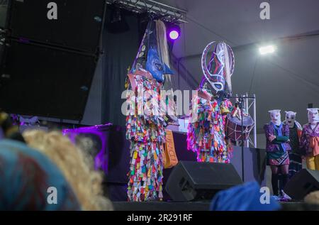 Montanchez, Spanien - 18. Februar 2023: Der Jurramacho-Karneval von Montanchez. Jarramplas de Piornal verkündet die Feierlichkeiten Stockfoto